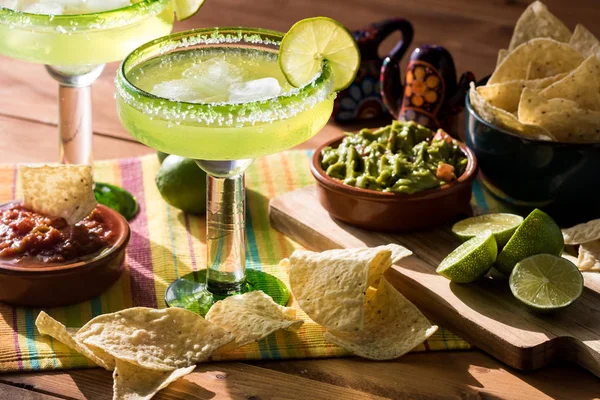 Nachos ve guacamole ile margarita..