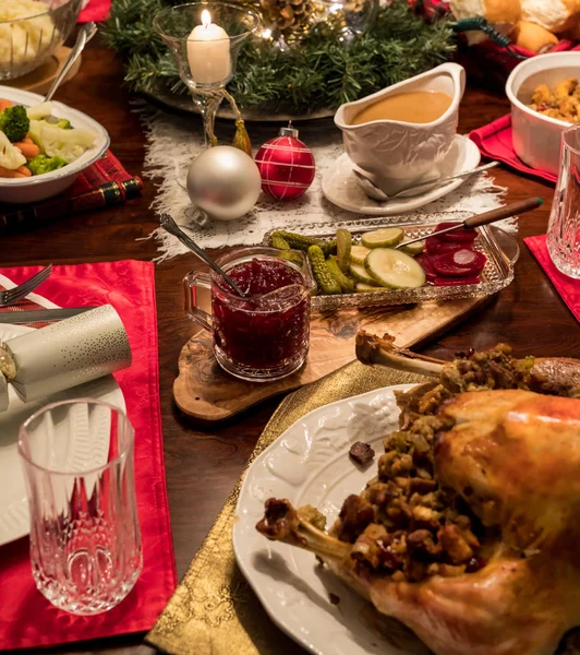 Cena de pavo de Navidad con los adornos . —  Fotos de Stock