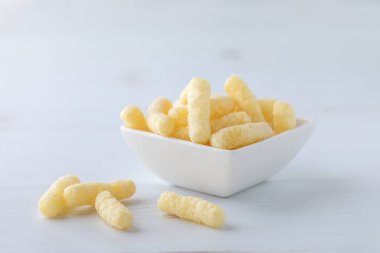 Sağlıklı peynirli böreklerle dolu beyaz tabak..