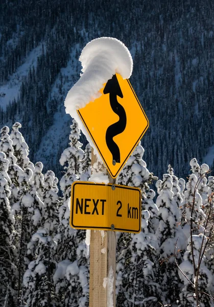 Karla kaplı yol tabelası. — Stok fotoğraf