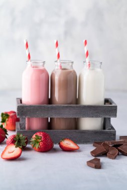 Üç şişe aromalı süt..