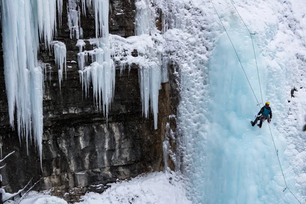 ジョンストン・キャニオンの氷の登山家は. — ストック写真