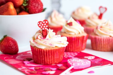 Sevgililer Günü için hazırlanmış krem peynirli ve şekerli çilekli kekler..