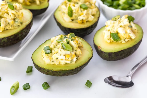 Een top down uitzicht van eiersalade in avocado boten klaar om te eten. — Stockfoto