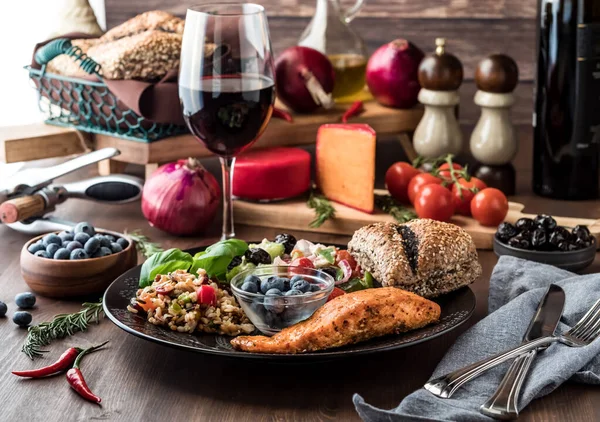 Akdeniz yemeği, Yunan salatası, yedi tahıl salatası, somon ve yabanmersini. Akdeniz diyet kavramı.