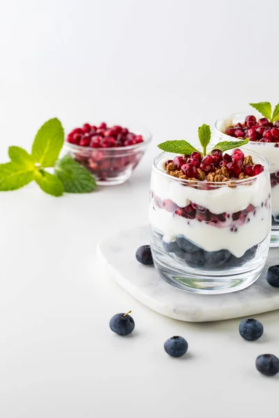 Κοντινό πλάνο των δύο blueberry και ρόδι με βανίλια ελληνικό γιαούρτι πρωινό parfait. — Φωτογραφία Αρχείου