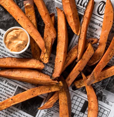 Suya daldırmak için habanero aioli soslu patates kızartması..