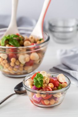 Civciv bezelye salatasını kapatıyoruz..