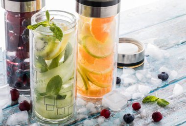 Farklı aromalı sularla dolu üç şişe..