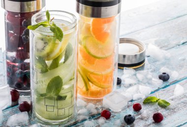 Üç şişe taze meyve ve sebze suyu..