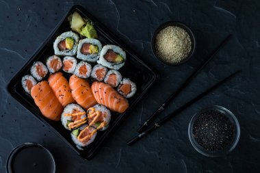 Soya soslu ve susamlı çeşitli suşi çeşitleri yenmeye hazır..