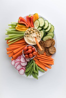 Humus ve ham maddelerle dolu tabağın yukarıdan görünüşü yenmeye hazır..