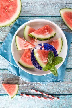 Karpuz, moktail, karpuz parçalarıyla çevrili..