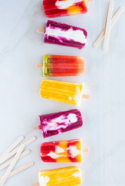 Bir sıra ev yapımı taze meyveli dondurmanın yukarıdan görünüşü.