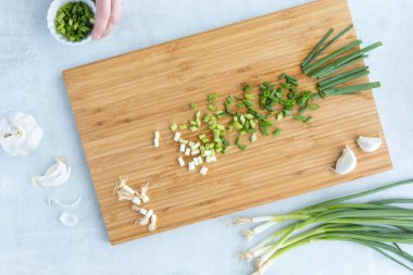 Doğranmış yeşil soğanın sarımsaklı hali. Prebiyotik gıda konsepti..