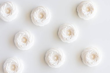 Beyaz arkaplana karşı birkaç kremanın üstten aşağı görüntüsü.