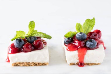 Naneli iki kirazlı cheesecake karesinin ön görüntüsü.