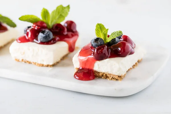 A close up view of a row of cherry cheesecake squares ready for eating. — Stock Photo, Image