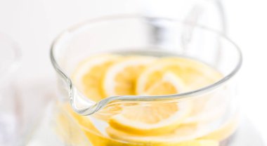 Limon dilimli limonlu bir sürahi limon suyuna yakından bak..