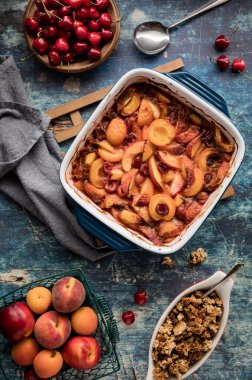 Fırından yeni çıkmış meyveli turtanın en tepeden aşağı manzarası sergilenmeye hazır..