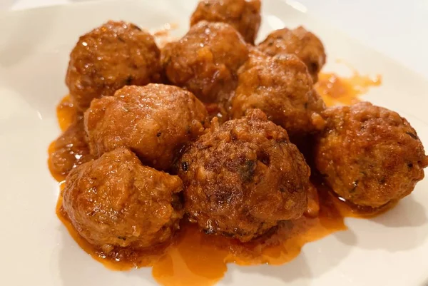 Beyaz tabakta domates soslu köfte. İspanya 'dan geleneksel bir tapa..