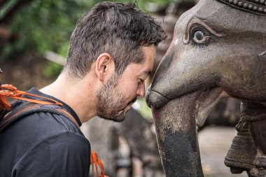 Batı turistlerinin Ganesha Airavata 'da başlarını yaslayıp dua etmeleri için..