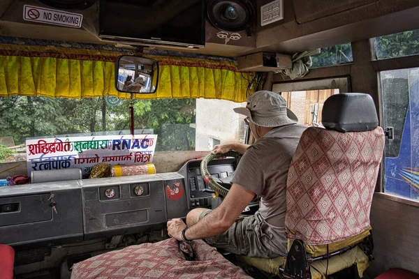 在尼泊尔，戴帽子的西方游客驾驶着装饰过的本地巴士. — 图库照片