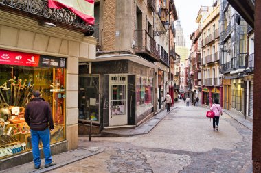 Eski Toledo şehrinin caddesi, Castilla la la Macha, İspanya turistler ve gezginlerle dolu. Kasım 2019