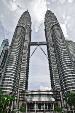 Nisan 2017 'de Petronas Kuleleri' nin bir başka manzarası. 1998 'de mimar Cesar Pelli' nin çalışmaları.