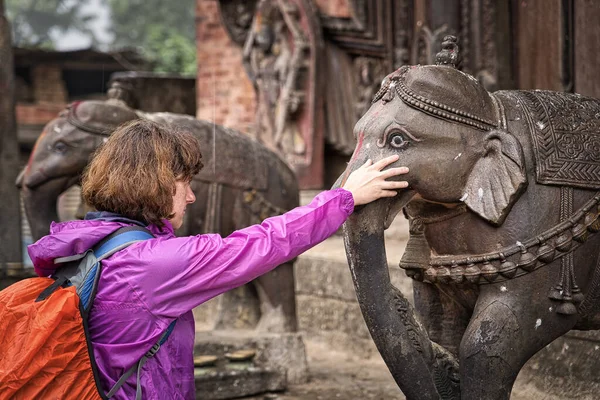 Batı turistinin Ganesha, Airavata 'da elini başına dayayıp dua etmesi için yakın plan çekimleri..