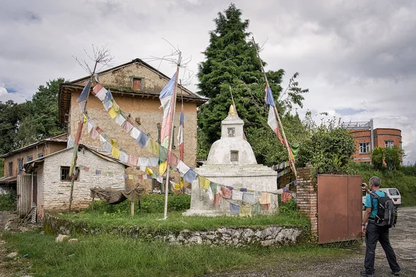 Nepal Katmadhu civarında dini bir yeri fotoğraflayan bir turist. Asya.