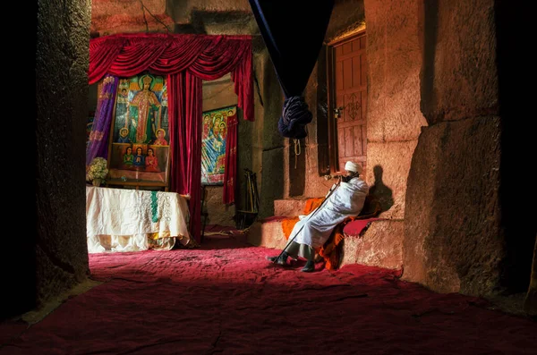 2014年8月、キリスト教の司祭はラリベラにあるキリスト教会の内部を保持している。 — ストック写真