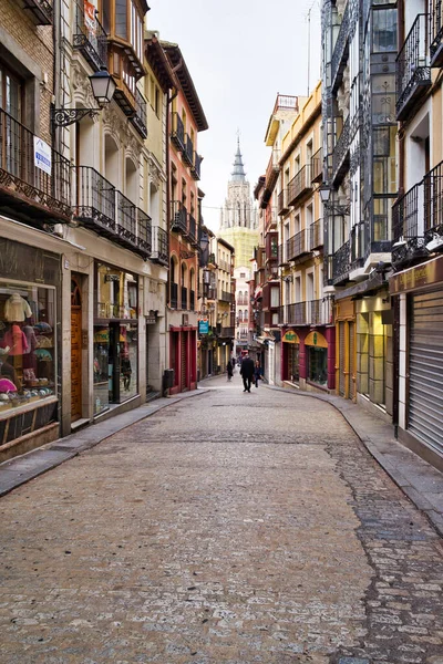 Eski Toledo şehrinin caddesi, Castilla la la Macha, İspanya turistler ve gezginlerle dolu. Kasım 2019