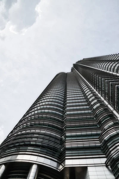 Outra vista das torres Petronas em abril de 2017. Obra do arquiteto Cesar Pelli em 1998 . — Fotografia de Stock