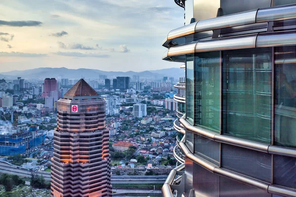 Nisan 2017 'de Petronas Kuleleri' nin içinden bir görüntü daha. 1998 'de mimar Cesar Pelli' nin çalışmaları.