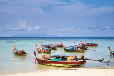 Tayland 'da bir yaz günü güneşli ve bulutlu bir sahilde demirlemiş bir tekne ya da taksi. Ayrıca Uzunkuyruk olarak da bilinir..