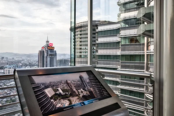 Outra vista de dentro das torres Petronas em abril de 2017. Obra do arquiteto Cesar Pelli em 1998 . — Fotografia de Stock