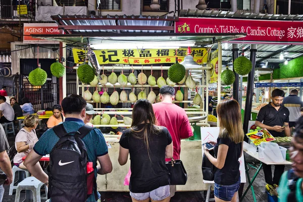 Kuala Lumpur 'daki sokak meyve tezgahında Durian, Asya satılıyor. Nisan 2018