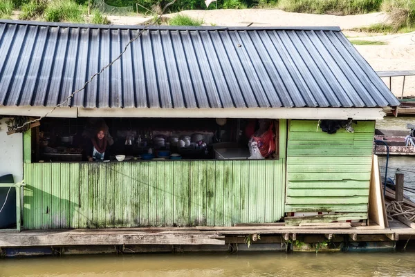 Taman Negara Orman Nehri 'ndeki restoran mutfağında gezginler yerel yemekleri ve taze nehir balıklarını yiyebilirler. Nisan 2018