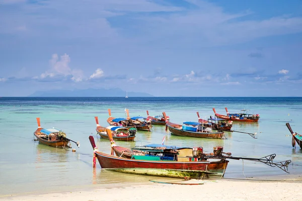 Tayland 'da bir yaz günü güneşli ve bulutlu bir sahilde demirlemiş bir tekne ya da taksi. Ayrıca Uzunkuyruk olarak da bilinir..
