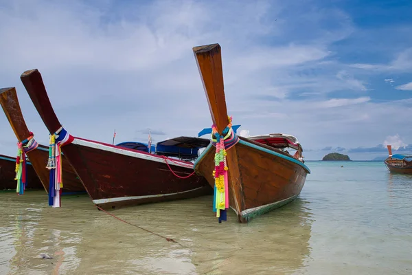 Tayland 'da bir yaz günü güneşli ve bulutlu bir sahilde demirlemiş bir tekne ya da taksi. Ayrıca Uzunkuyruk olarak da bilinir..