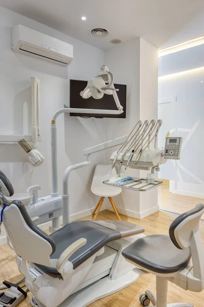 Fully equipped modern dental clinic box, with white walls and wooden floor. Dental radiography shown on monitor. — Stock Photo, Image