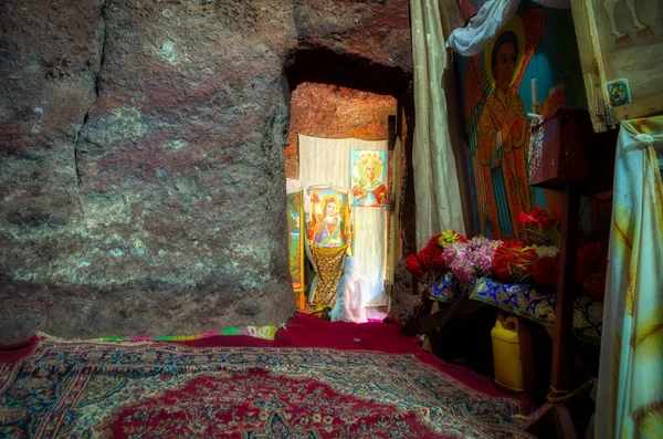 Innenraum einer Lalibela-Kirche in Äthiopien, in der Gläubige ihre Gebete und Opfergaben verrichten. — Stockfoto