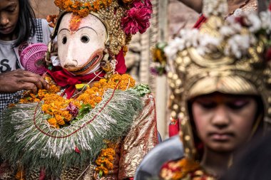 Nepal, Patan 'da dini bayram Hindu tanrıçasında cesaret ve maskeli çocuklar. Ağustos 2019