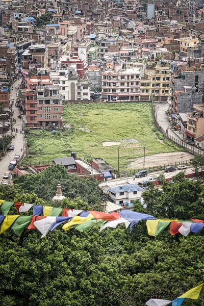 サルの寺院、 Swayamhunathからカトマンズ、ネパールの都市のパノラマ。何千もの建物や色のチベットの祈りの旗. — ストック写真