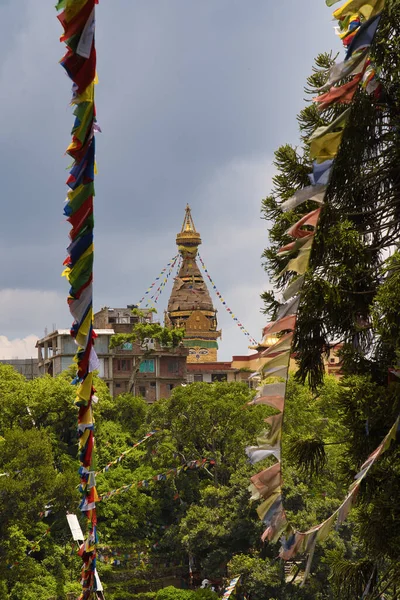 Vista de un templo hindú con coloridas banderas tibetanas de oración movidas por el viento en un día de verano con cielo azul en Katmandú, Nepal — Foto de Stock