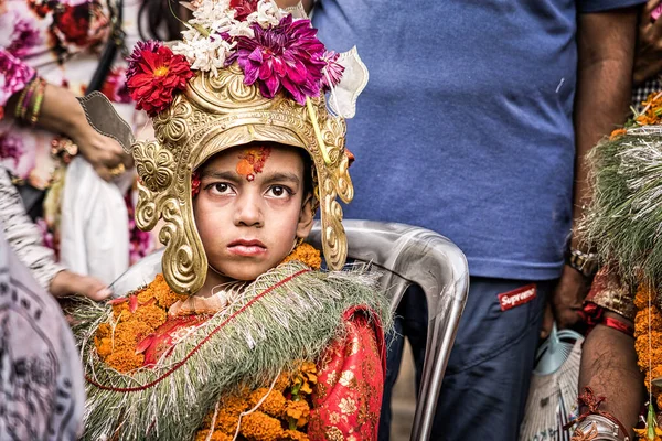 Niños vestidos con atrevimientos y máscaras en vacaciones religiosas Diosa hindú en Patan, Nepal. Agosto 2019 —  Fotos de Stock