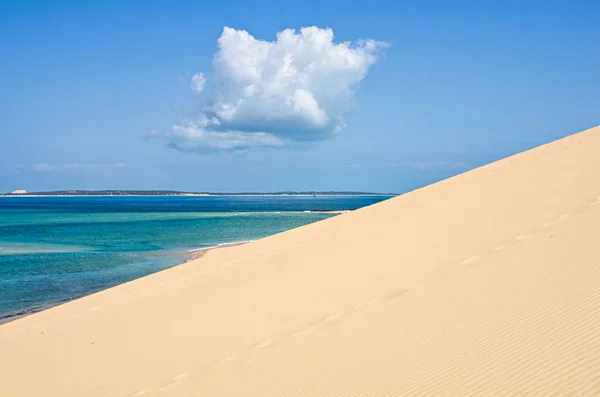 Tropikal kum, mercan ve mavi deniz zeminli beyaz plaj. Mozambik 'te. Vilankulos. Kötü adamlar.