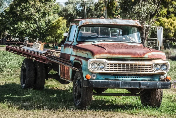 Vechi camion ruginit cu două axe din anii '50 60 . — Fotografie, imagine de stoc