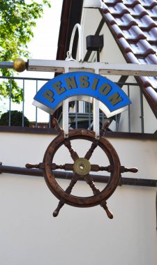 Dümeni deniz kenarında küçük bir tatil köyünün girişini imzalayın.